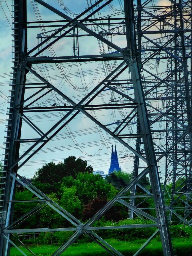 Strommasten mit dem Kölner Dom im Hintergrund
